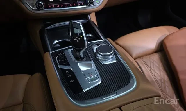 BMW 740 D Xdrive Design Pure Excellence Дистроник HUD , снимка 9 - Автомобили и джипове - 55827163