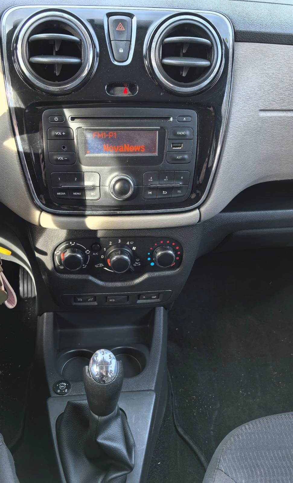 Dacia Lodgy 1.6 ГАЗ КЛИМАТИК!, снимка 11 - Автомобили и джипове - 53981456