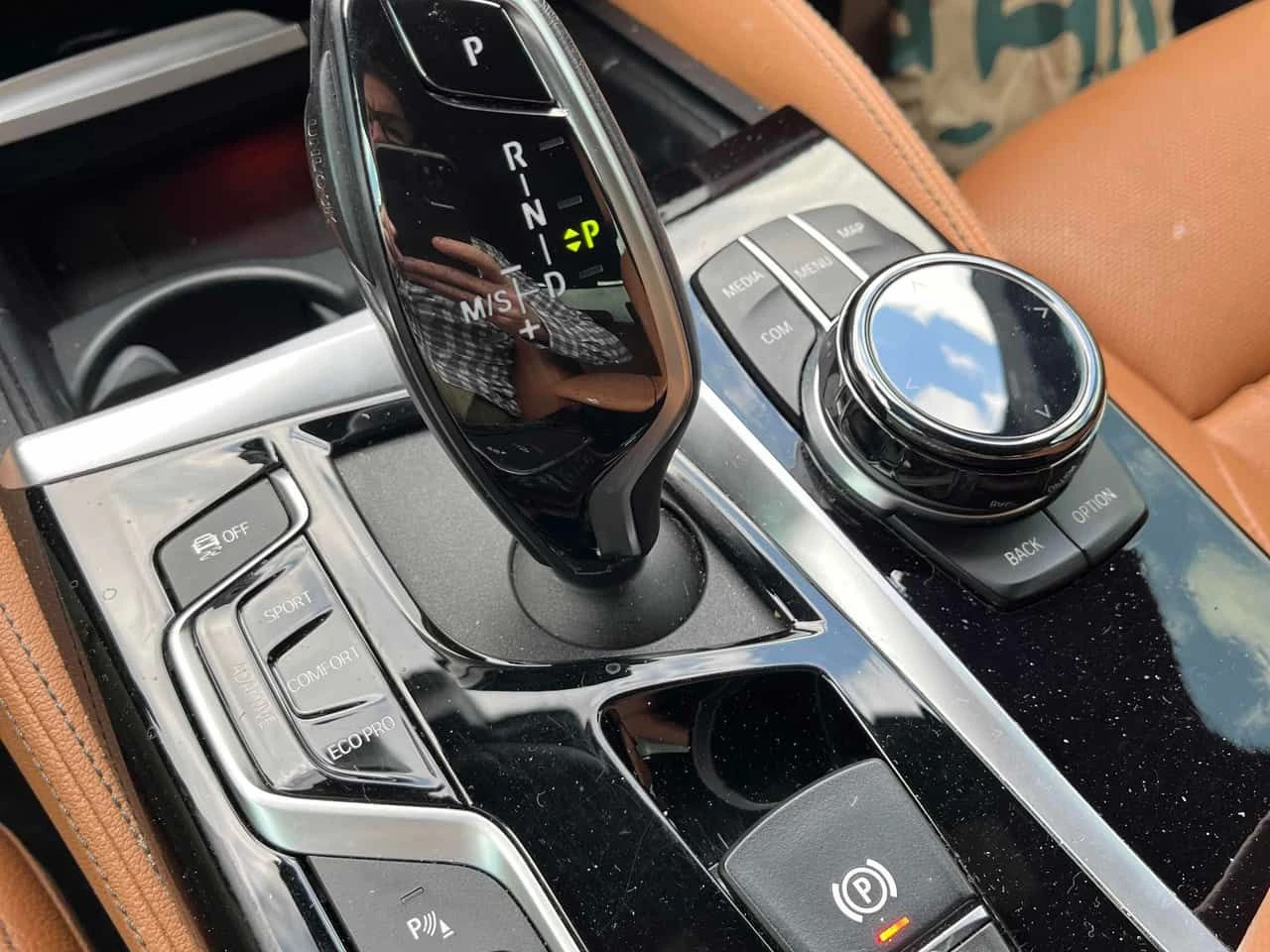 BMW 550 xDrive/ШИБИДАХ/HEAD-UP DISPLAY/ДИСТРОНИК/360, снимка 9 - Автомобили и джипове - 54528496