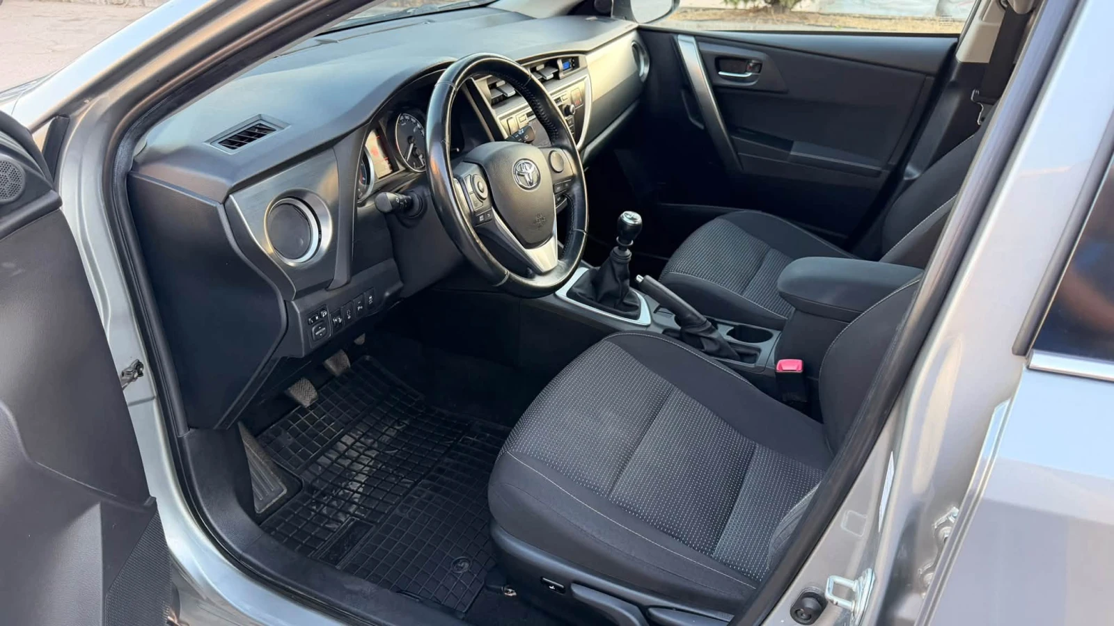 Toyota Auris 1.6 БЕНЗИН 129000км, снимка 11 - Автомобили и джипове - 56010689