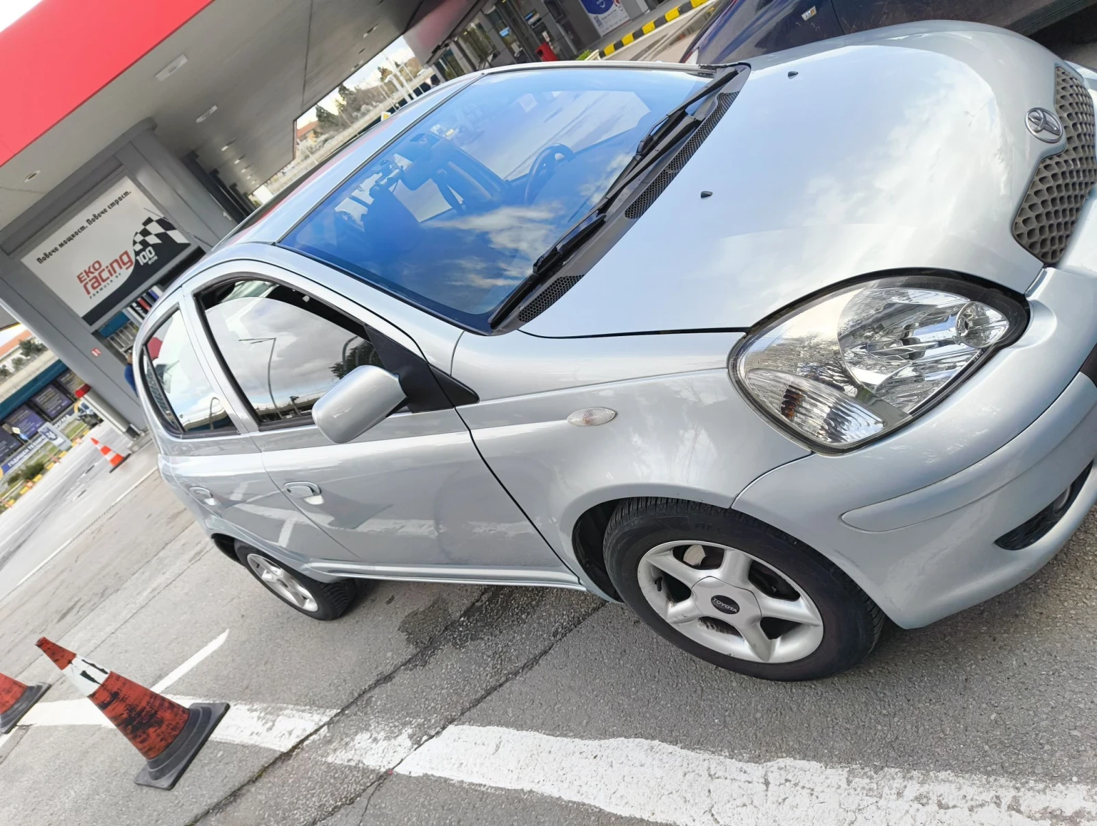 Toyota Yaris 1.0, снимка 2 - Автомобили и джипове - 56228376