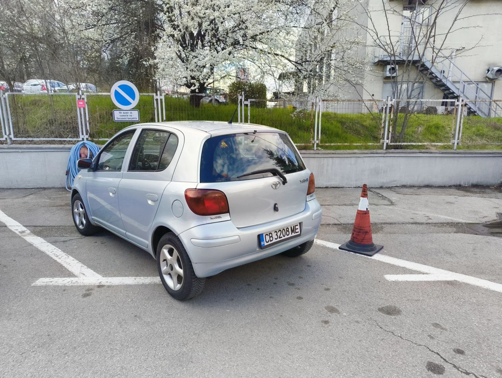 Toyota Yaris 1.0, снимка 5 - Автомобили и джипове - 56228376