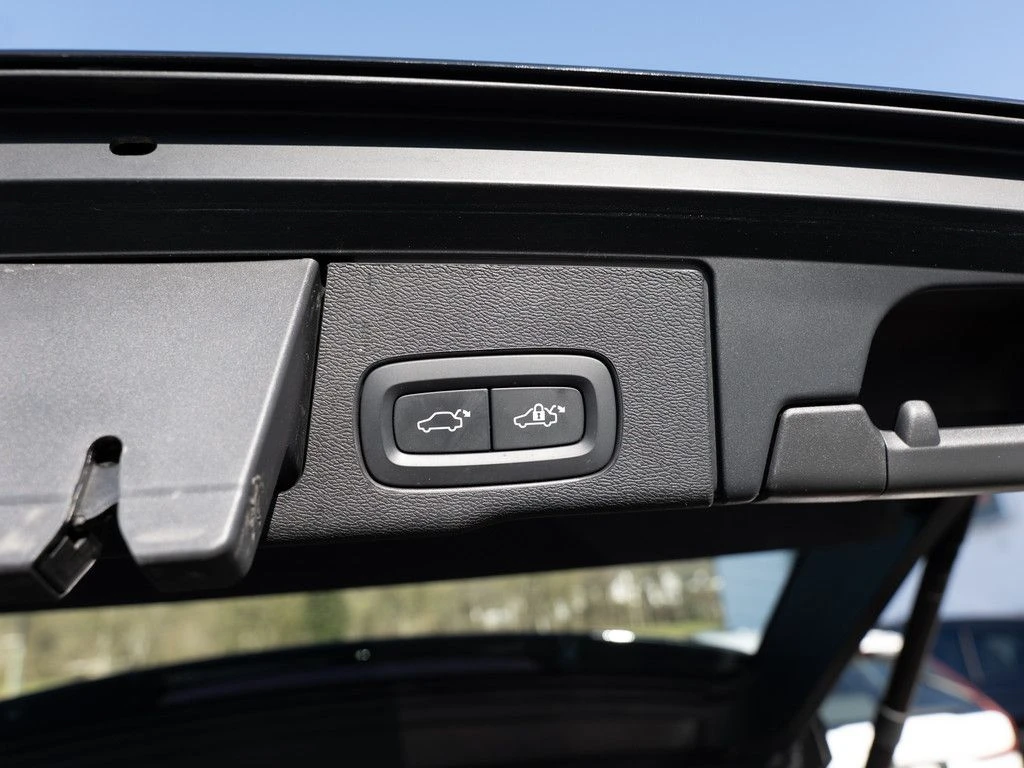 Volvo XC60 D5 AWD R-Design 235 Hp/78k km  - изображение 8