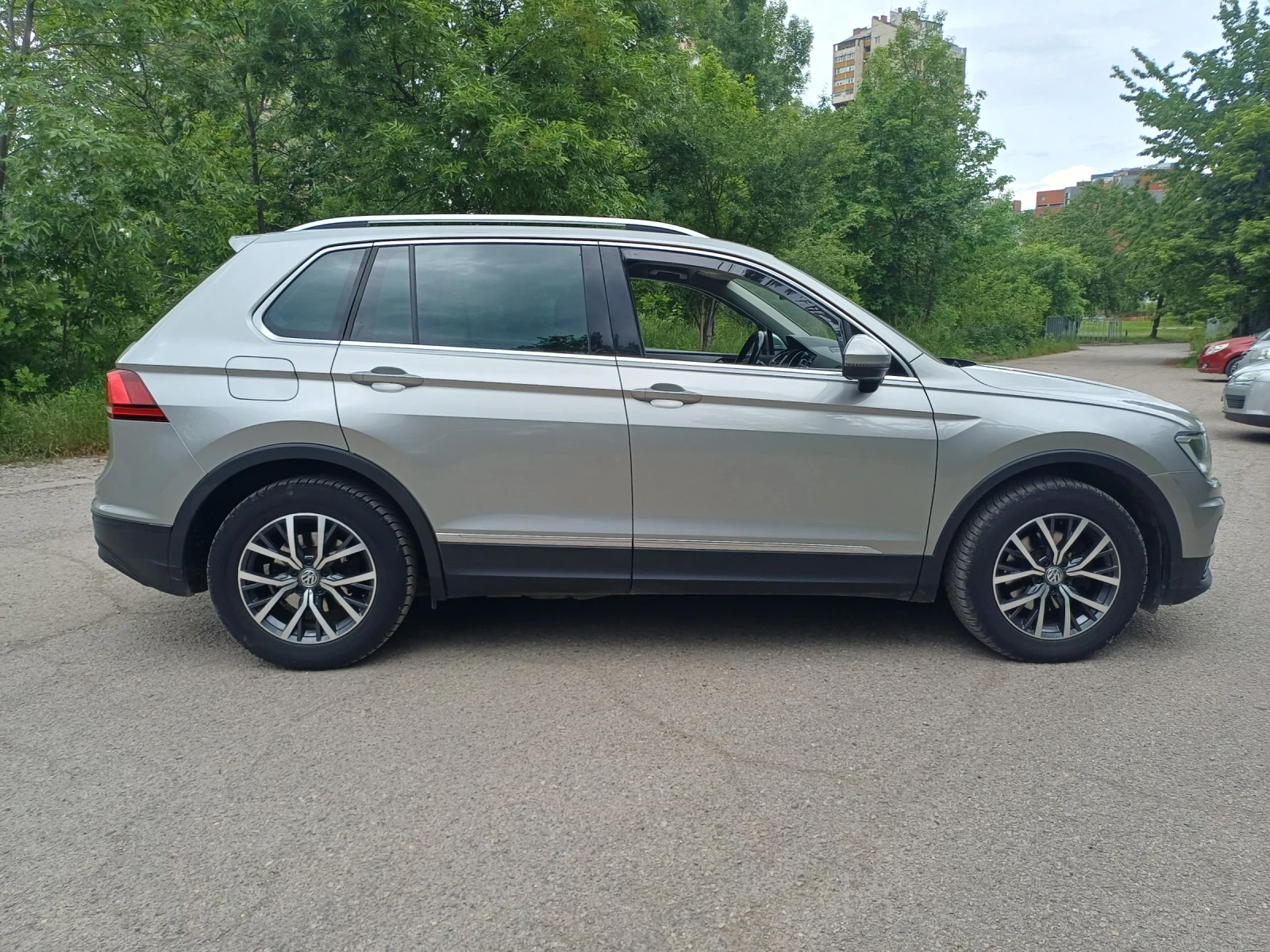 VW Tiguan 2.0 TDI BLUEMOTION TECHNOLOGY , снимка 4 - Автомобили и джипове - 54940154