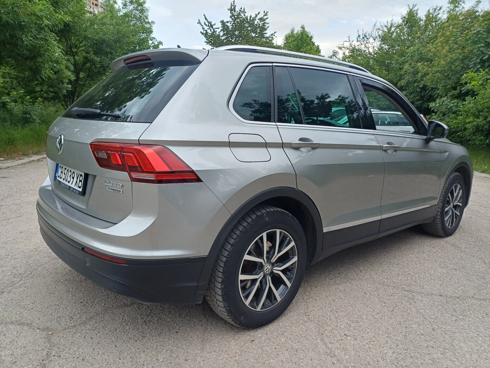 VW Tiguan 2.0 TDI BLUEMOTION TECHNOLOGY , снимка 5 - Автомобили и джипове - 54940154