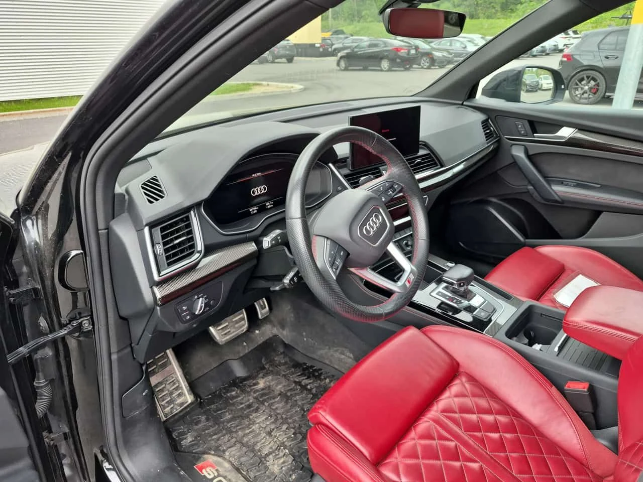 Audi SQ5 Progressiv / ЧЕРВЕН САЛОН / DISTRONIC / АВТОКРЕДИТ, снимка 5 - Автомобили и джипове - 55507513