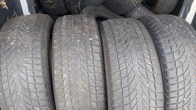 Гуми Зимни 235/60R17, снимка 1 - Гуми и джанти - 27565578