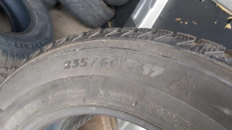 Гуми Зимни 235/60R17, снимка 9 - Гуми и джанти - 27565578