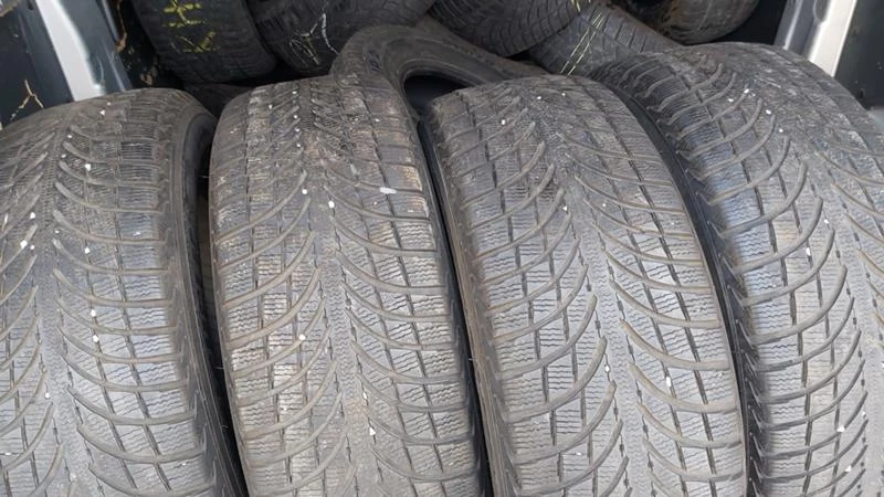 Гуми Зимни 235/60R17, снимка 2 - Гуми и джанти - 27565578