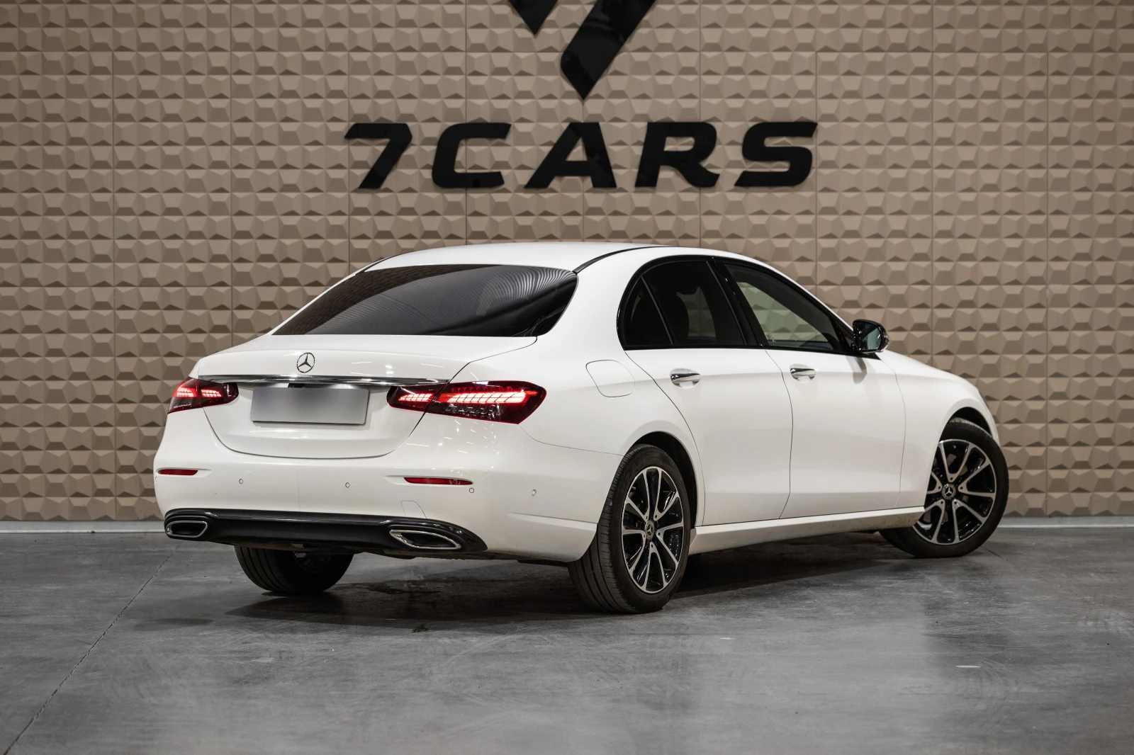 Mercedes-Benz E 220 AVANTGARDE * 360 камера * Keyless * , снимка 6 - Автомобили и джипове - 54427613