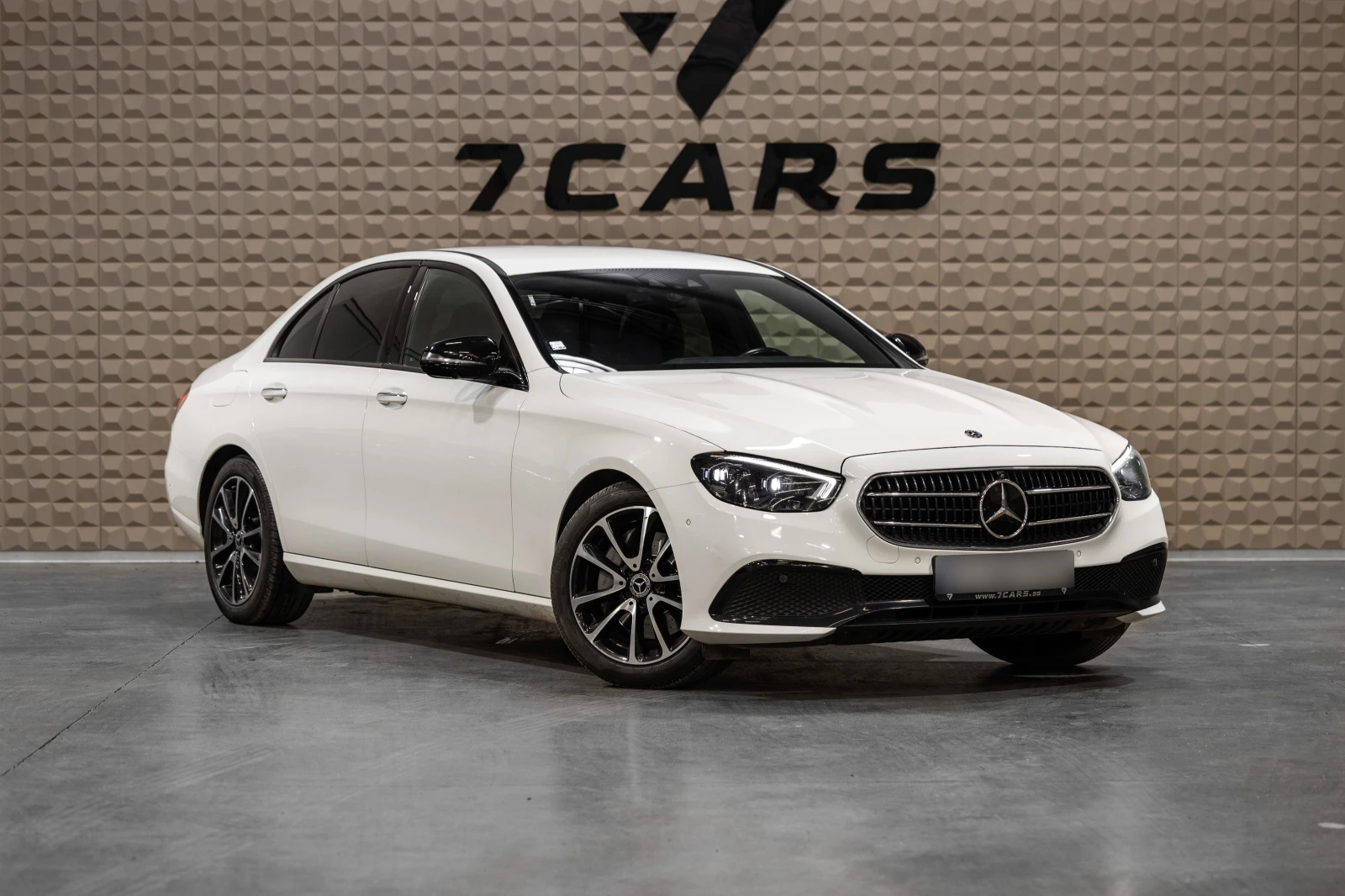 Mercedes-Benz E 220 AVANTGARDE * 360 камера * Keyless * , снимка 3 - Автомобили и джипове - 54427613