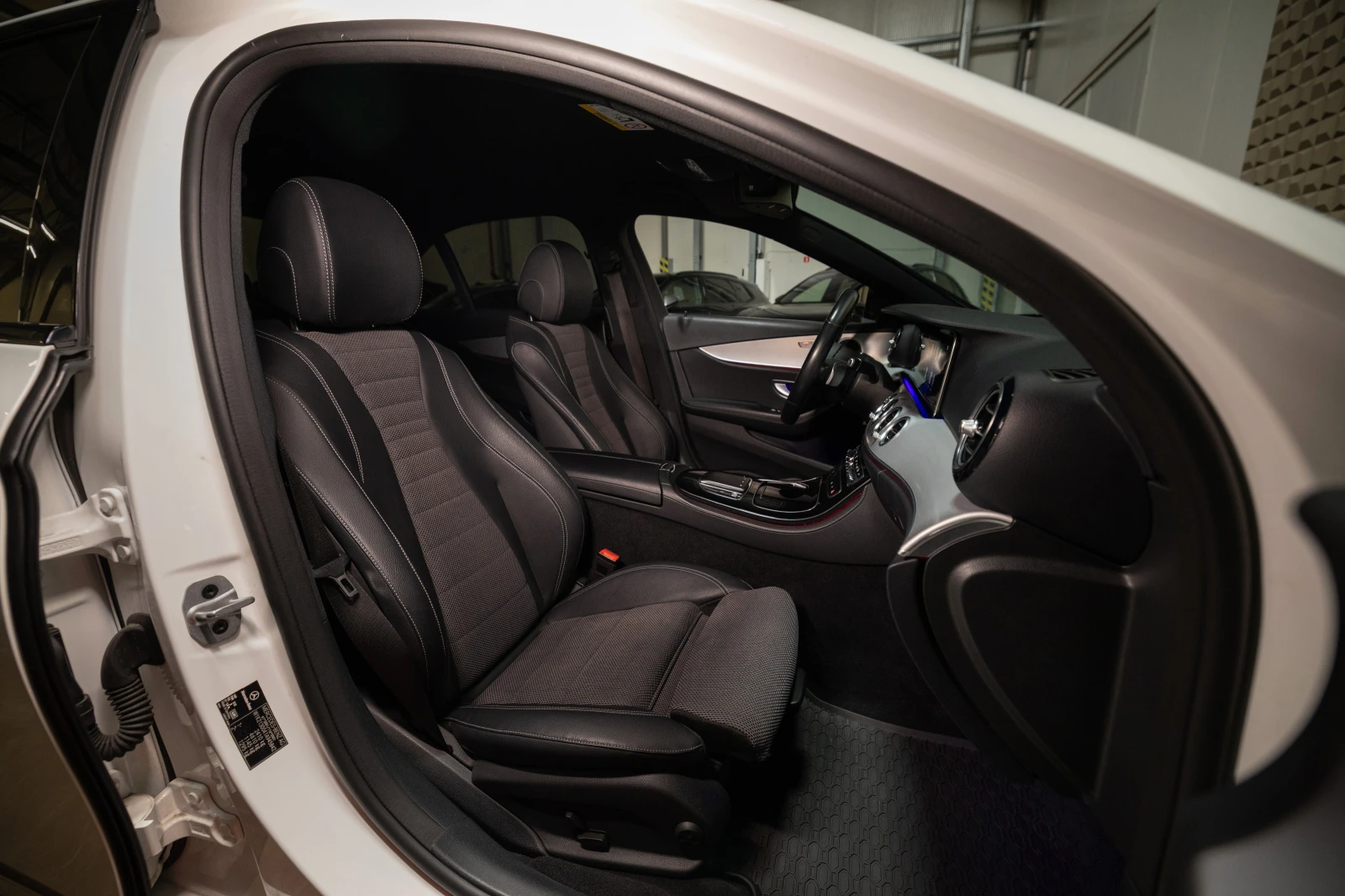 Mercedes-Benz E 220 AVANTGARDE * 360 камера * Keyless * , снимка 10 - Автомобили и джипове - 54427613
