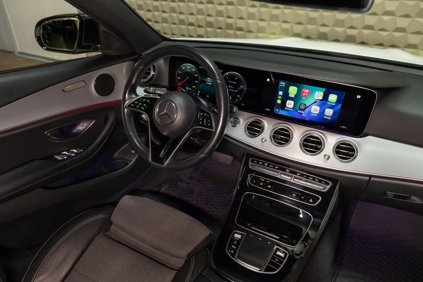 Mercedes-Benz E 220 AVANTGARDE * 360 камера * Keyless * , снимка 11 - Автомобили и джипове - 54427613