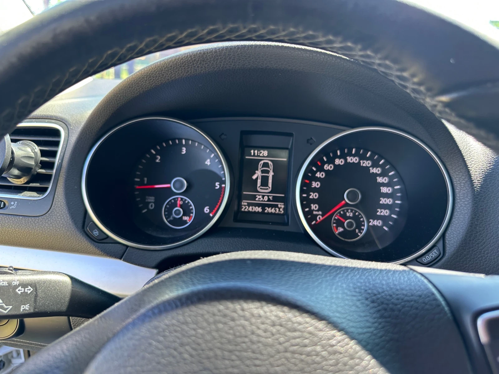 VW Golf 1.6 TDI, снимка 14 - Автомобили и джипове - 54691859