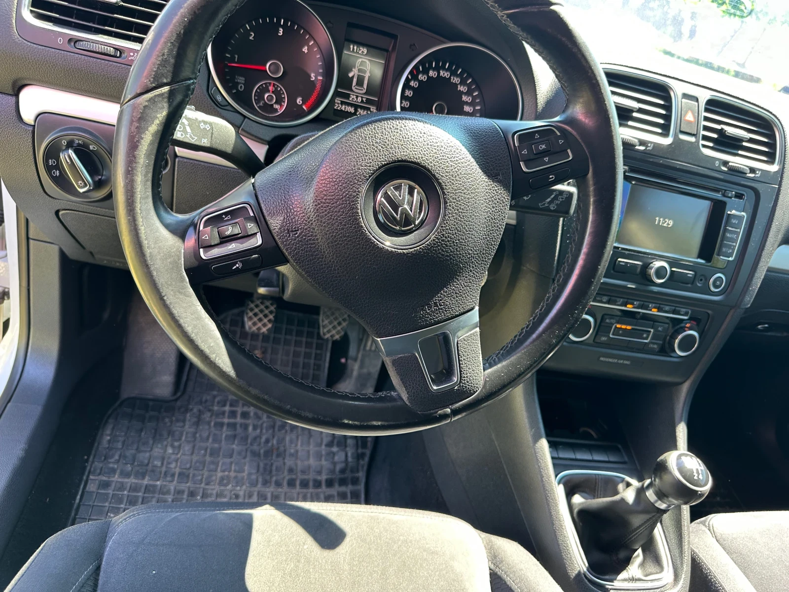 VW Golf 1.6 TDI, снимка 12 - Автомобили и джипове - 54691859