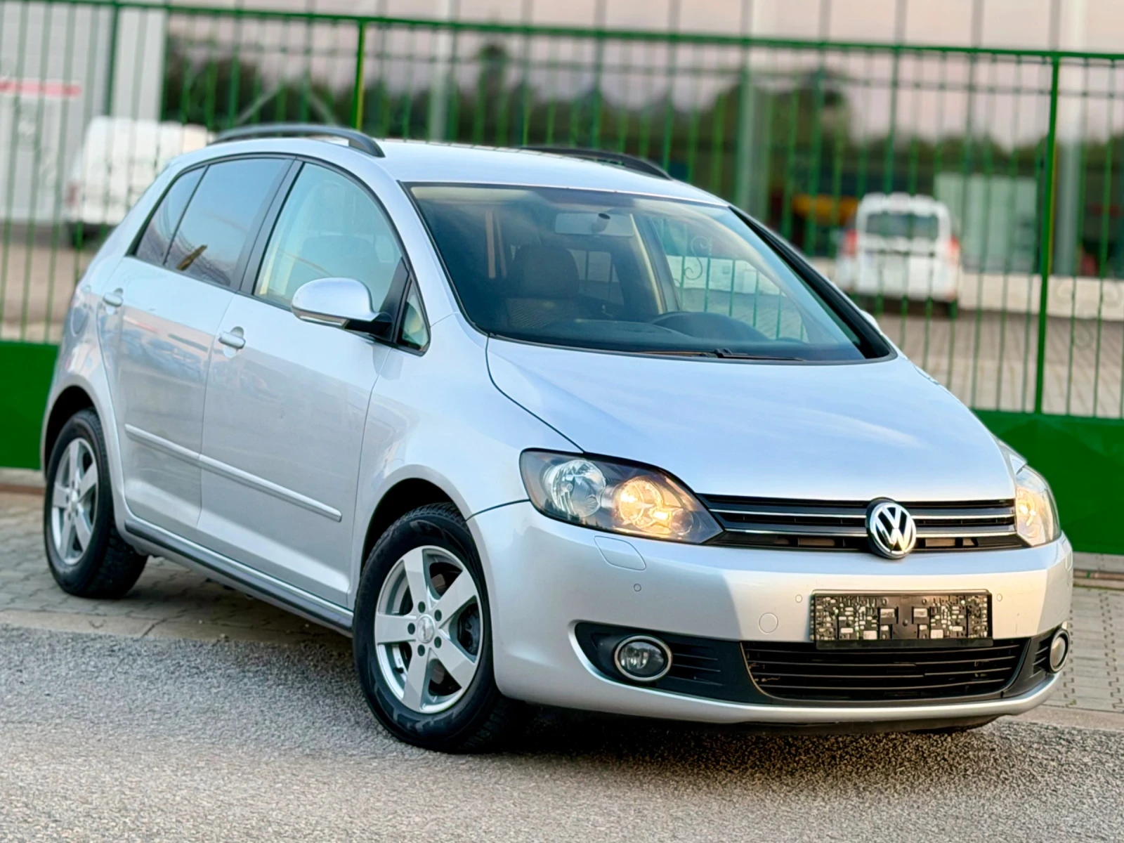 VW Golf Plus 1.6TDi~105hp~АВТОМАТ~170000км!!!, снимка 3 - Автомобили и джипове - 54717448
