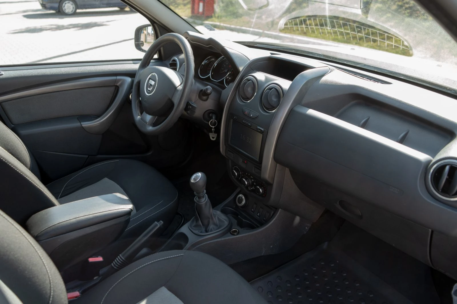 Dacia Duster 1.5 dCi, снимка 9 - Автомобили и джипове - 56087871