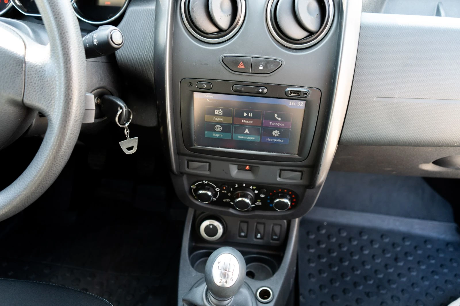 Dacia Duster 1.5 dCi, снимка 15 - Автомобили и джипове - 56087871