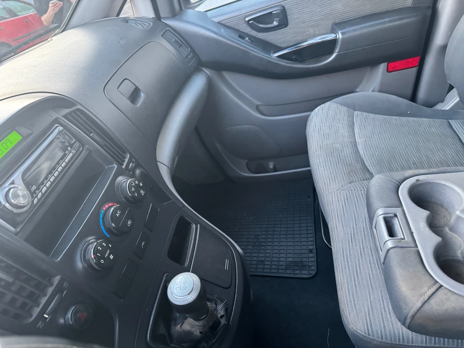 Hyundai H1 2.5 170ps 5+ 1, снимка 11 - Бусове и автобуси - 53740527