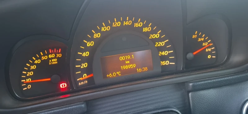 Mercedes-Benz C 180, снимка 9 - Автомобили и джипове - 52775320