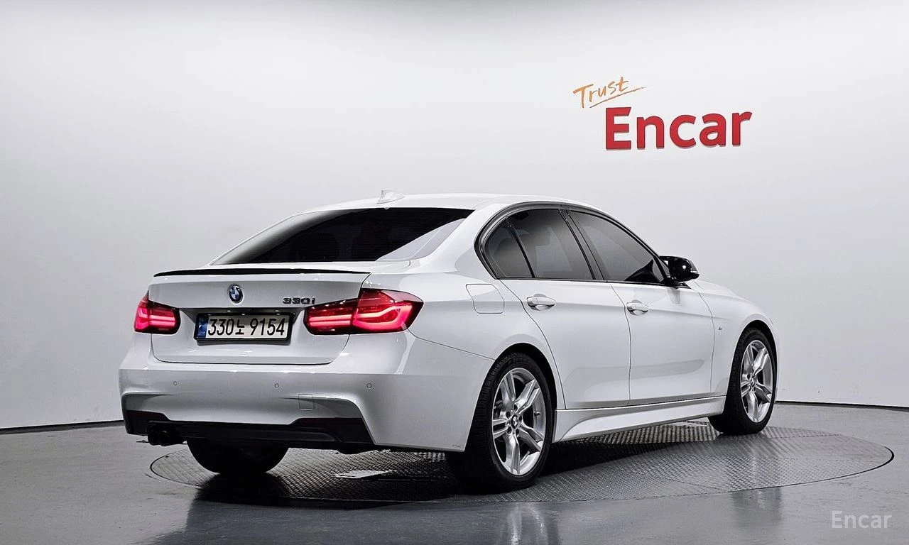 BMW 330 * ФИКСИРАНА ЦЕНА ДО БЪЛГАРИЯ * АВТОКРЕДИТ, снимка 2 - Автомобили и джипове - 55398585