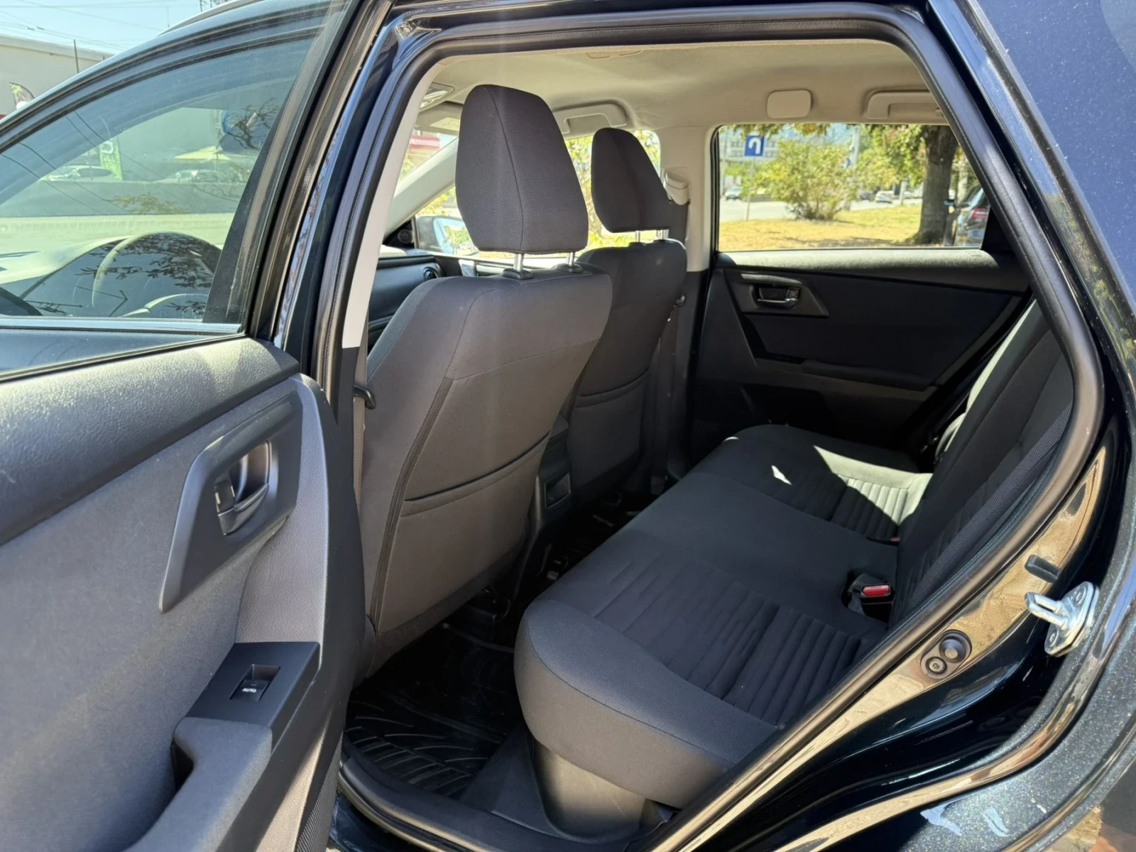 Toyota Auris, снимка 5 - Автомобили и джипове - 56089409