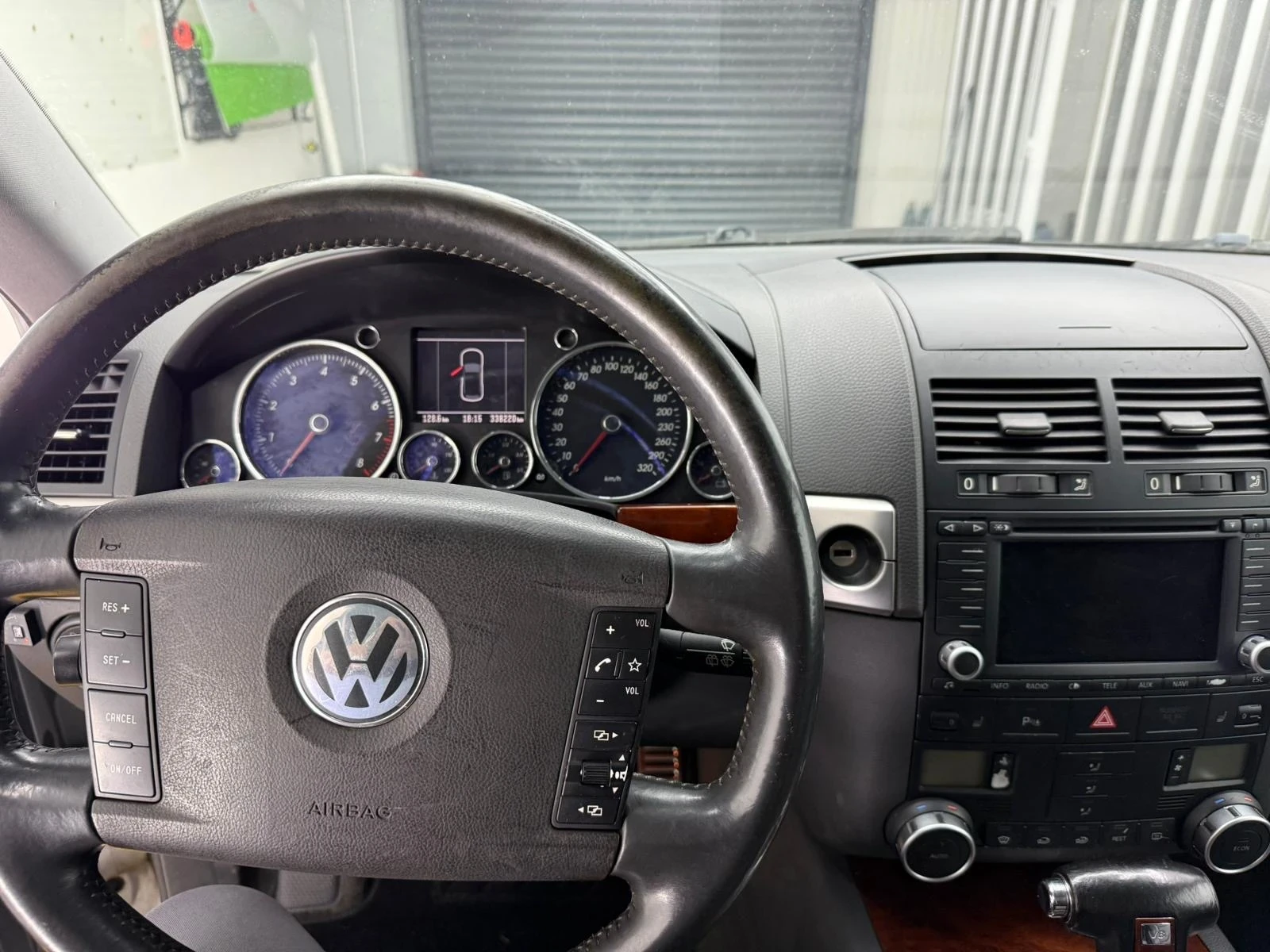 VW Touareg 4.2 Бензин/Газ, снимка 11 - Автомобили и джипове - 54664001