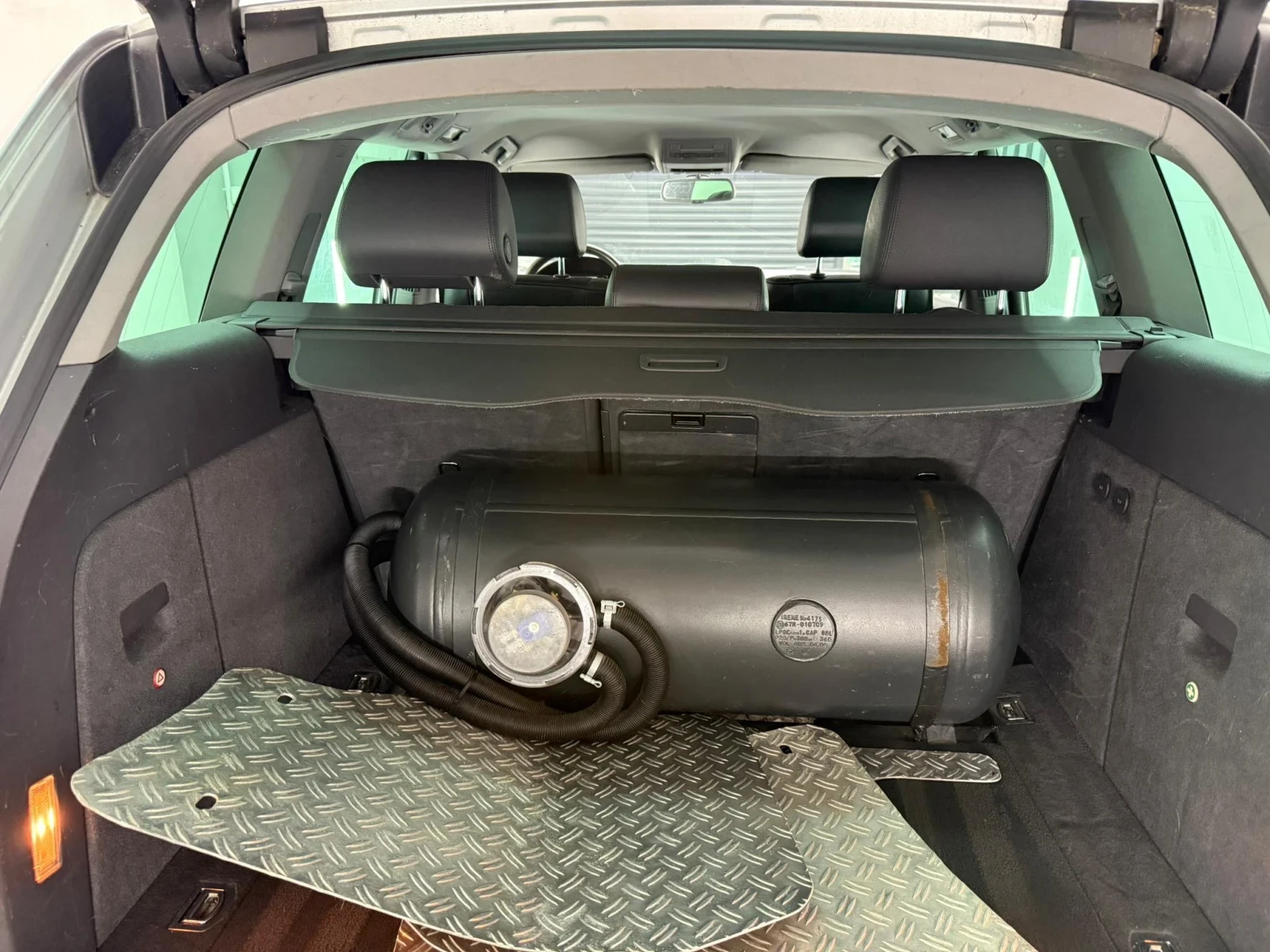 VW Touareg 4.2 Бензин/Газ, снимка 4 - Автомобили и джипове - 54664001