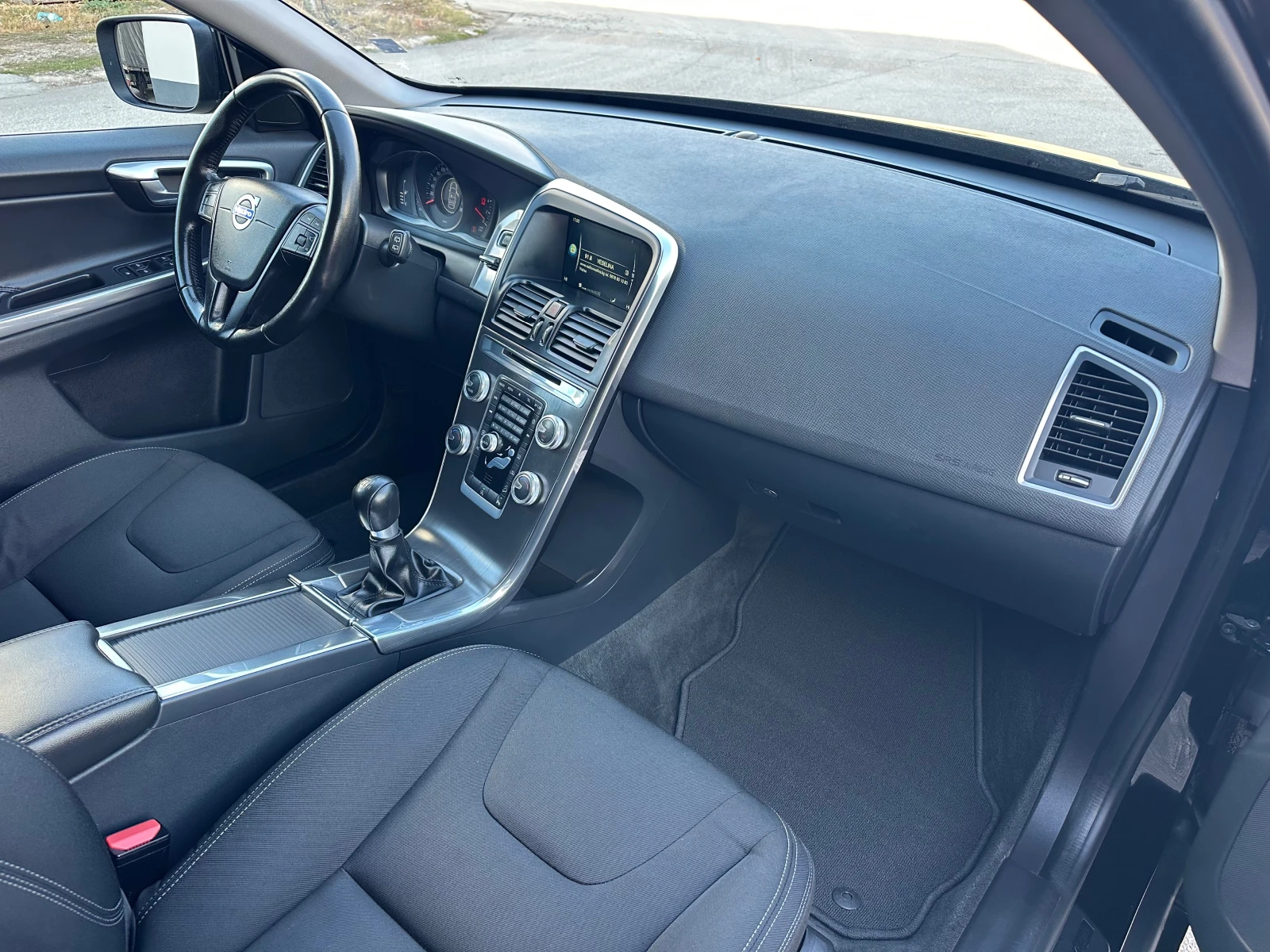 Volvo XC60 2.4D AWD Италия, снимка 13 - Автомобили и джипове - 56535821