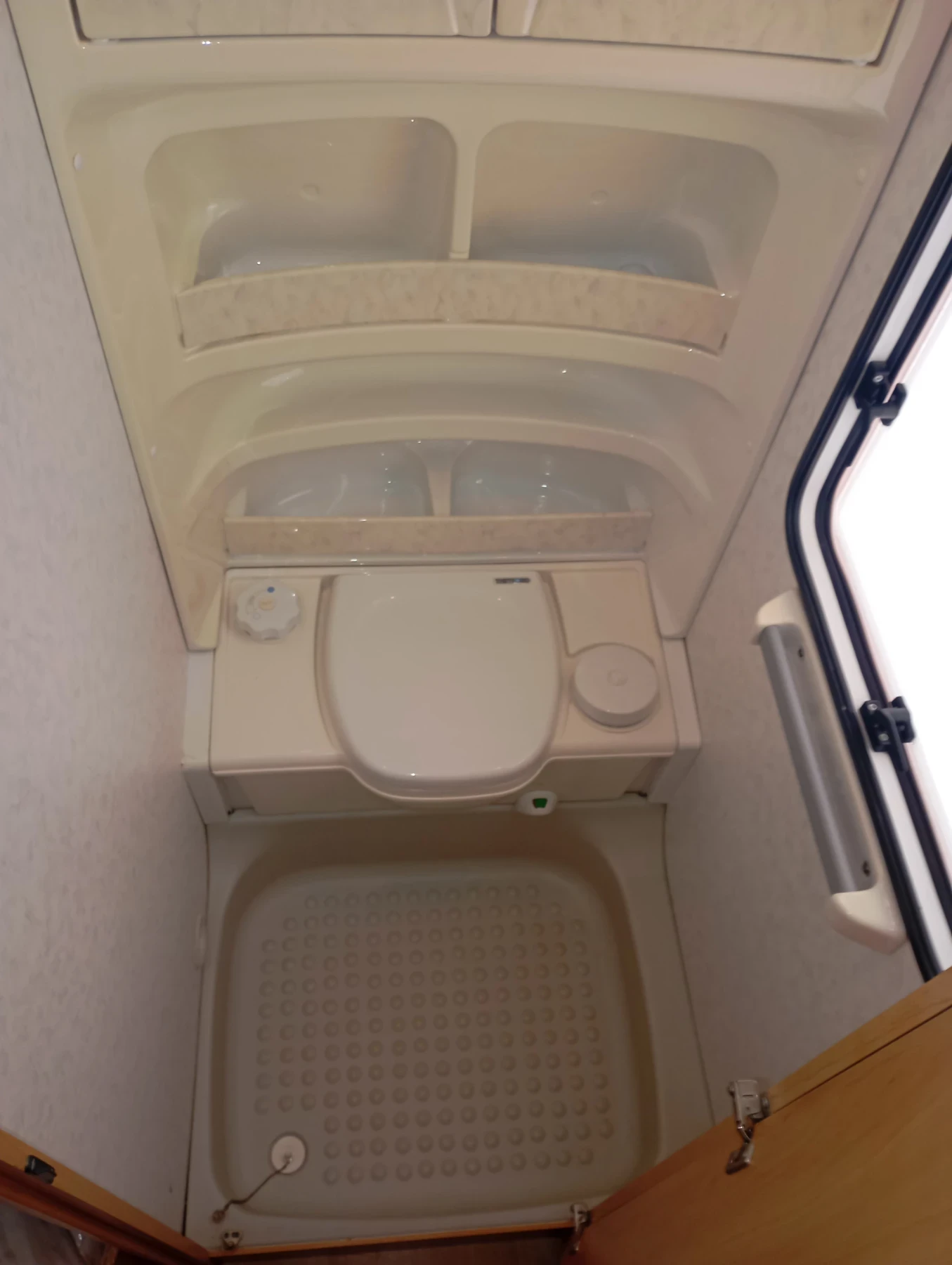 Каравана Hobby De Luxe Easy 460 UFE, снимка 6 - Каравани и кемпери - 54495114