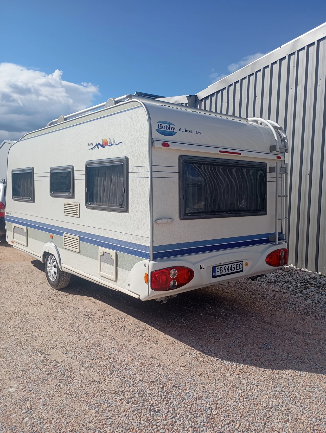 Каравана Hobby De Luxe Easy 460 UFE, снимка 2 - Каравани и кемпери - 54495114