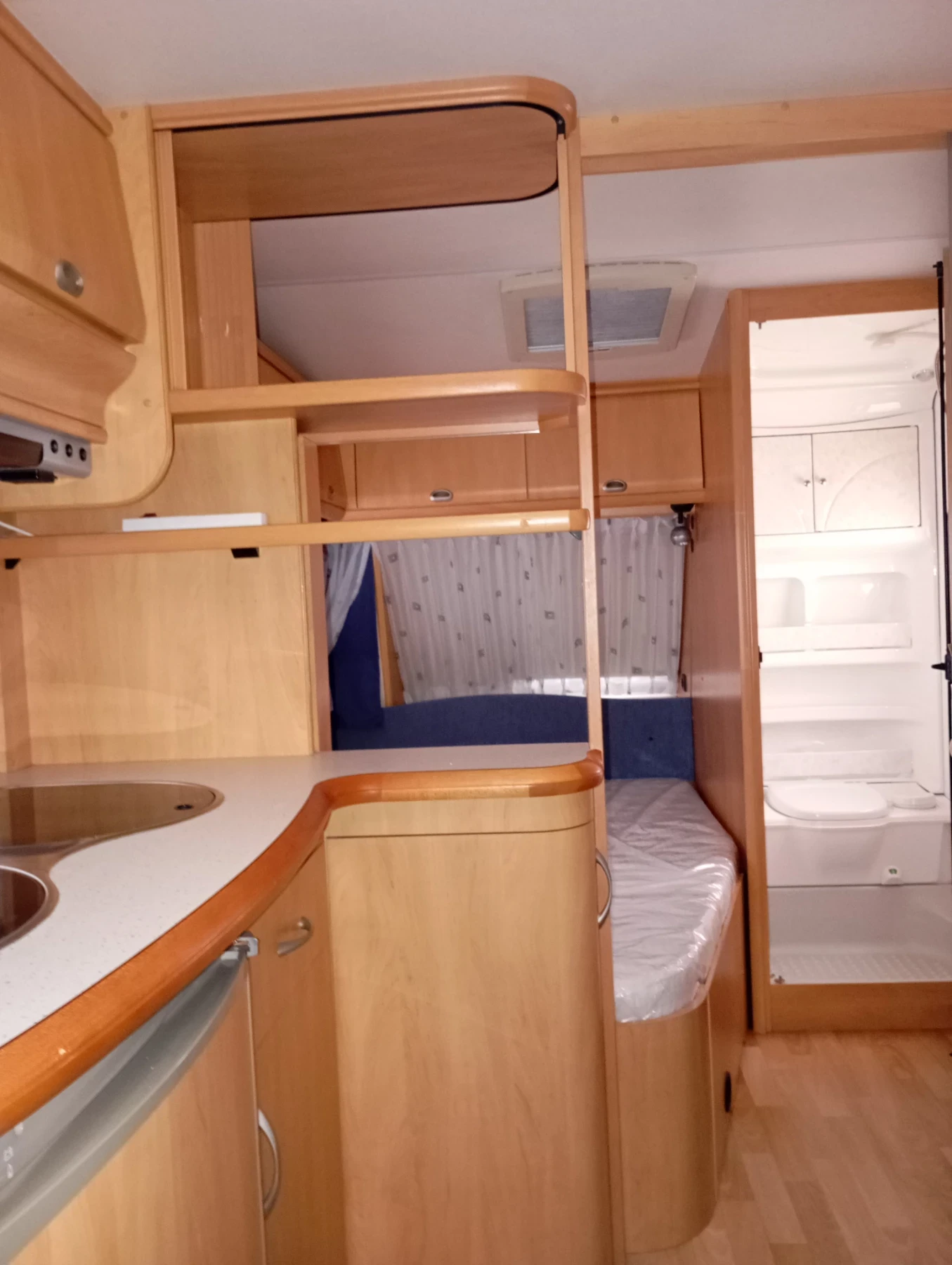 Каравана Hobby De Luxe Easy 460 UFE, снимка 5 - Каравани и кемпери - 54495114