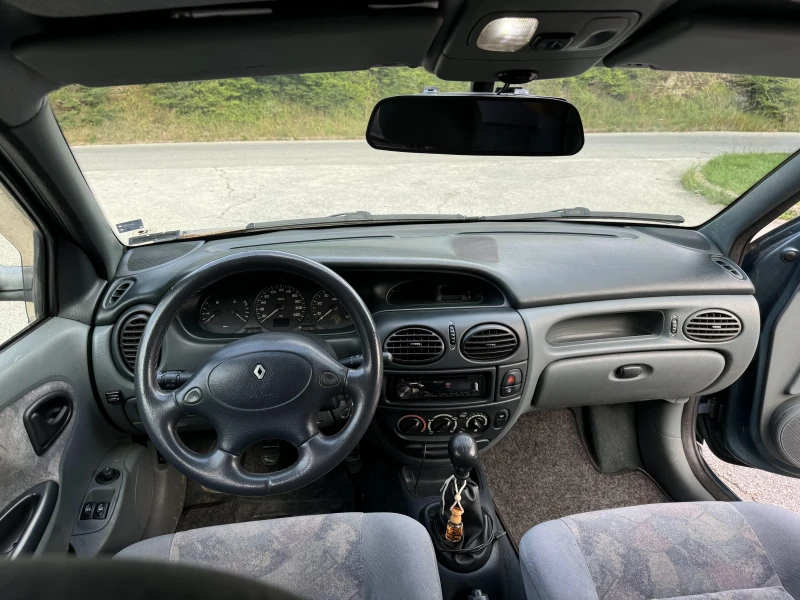 Renault Megane 1.6i, снимка 11 - Автомобили и джипове - 46860405