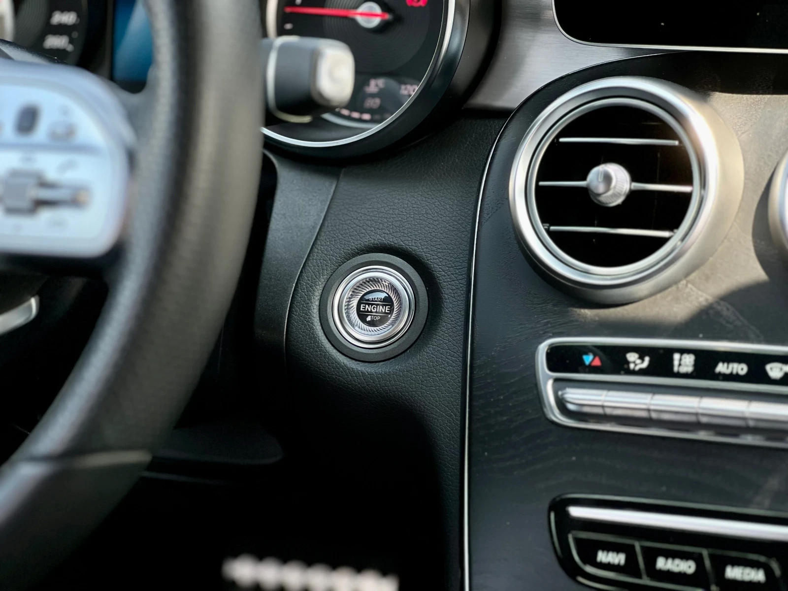 Mercedes-Benz C 220 AMG LINE / BURMESTER / DISTRONIC + / ПОДГРЕВ / 360 - изображение 8