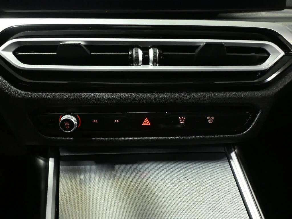 BMW 330 xDrive* АвтоКредит* (Цена до БГ) , снимка 8 - Автомобили и джипове - 53939051