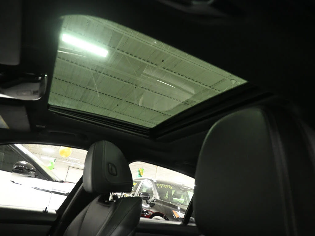 BMW 330 xDrive* АвтоКредит* (Цена до БГ) , снимка 17 - Автомобили и джипове - 53939051