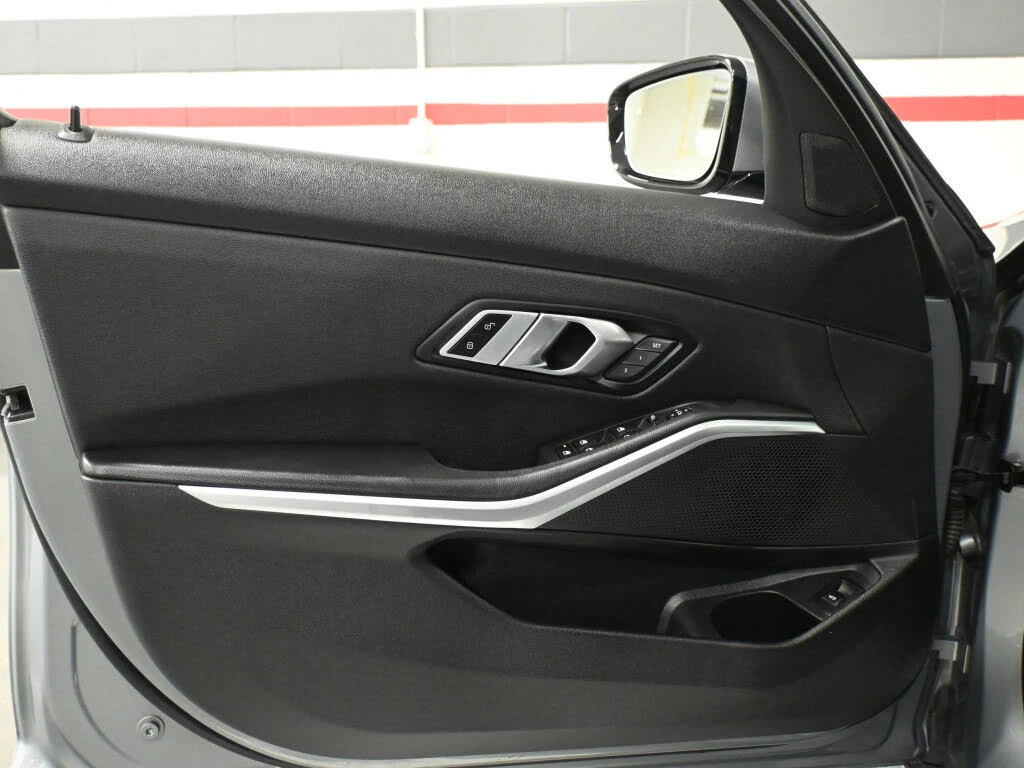 BMW 330 xDrive* АвтоКредит* (Цена до БГ) , снимка 12 - Автомобили и джипове - 53939051