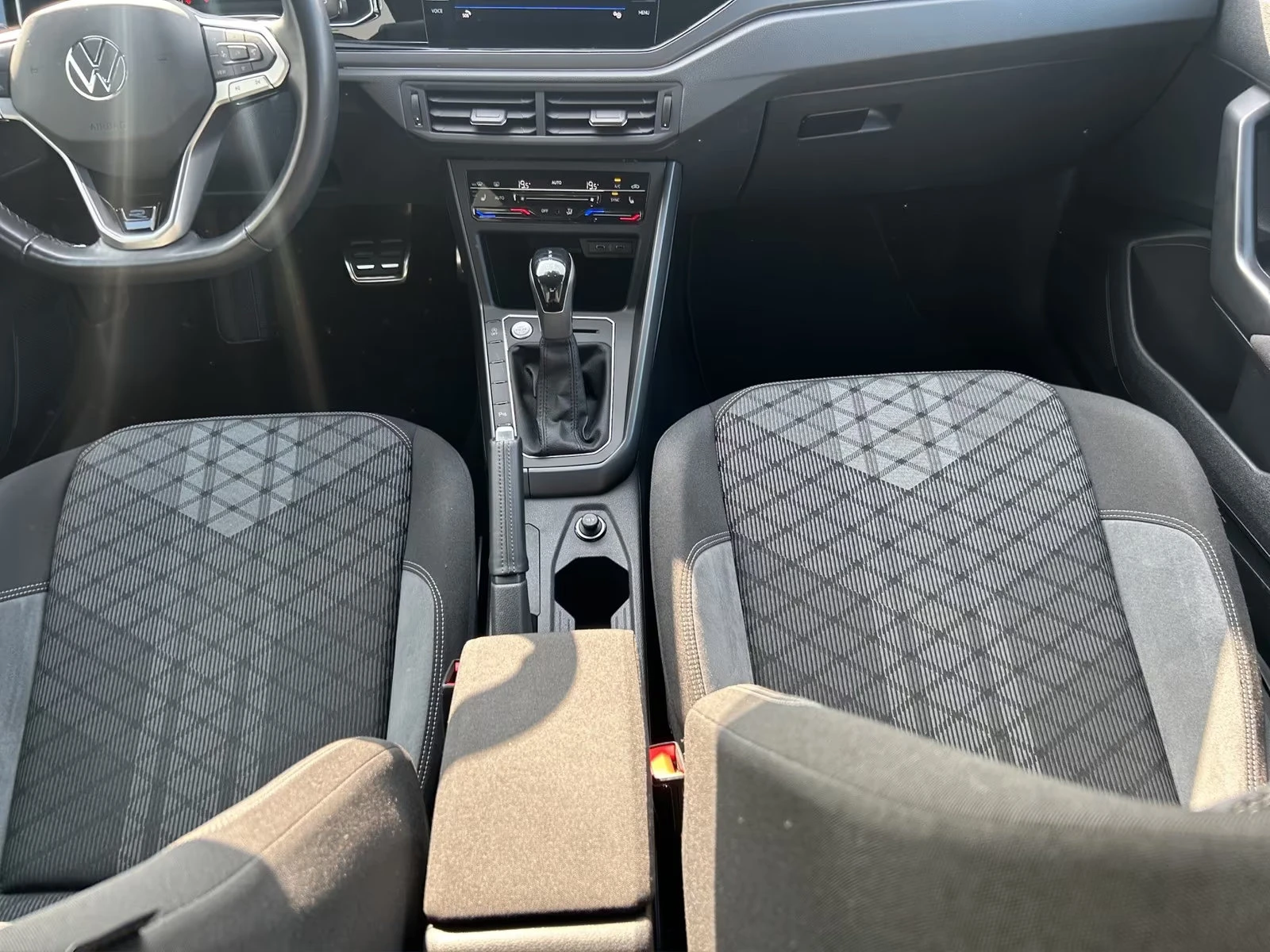 VW Taigo 1.5TFSI/150HP/R-LINE/DSG/CAM/MATRIX/NAVI/192z, снимка 15 - Автомобили и джипове - 53944901