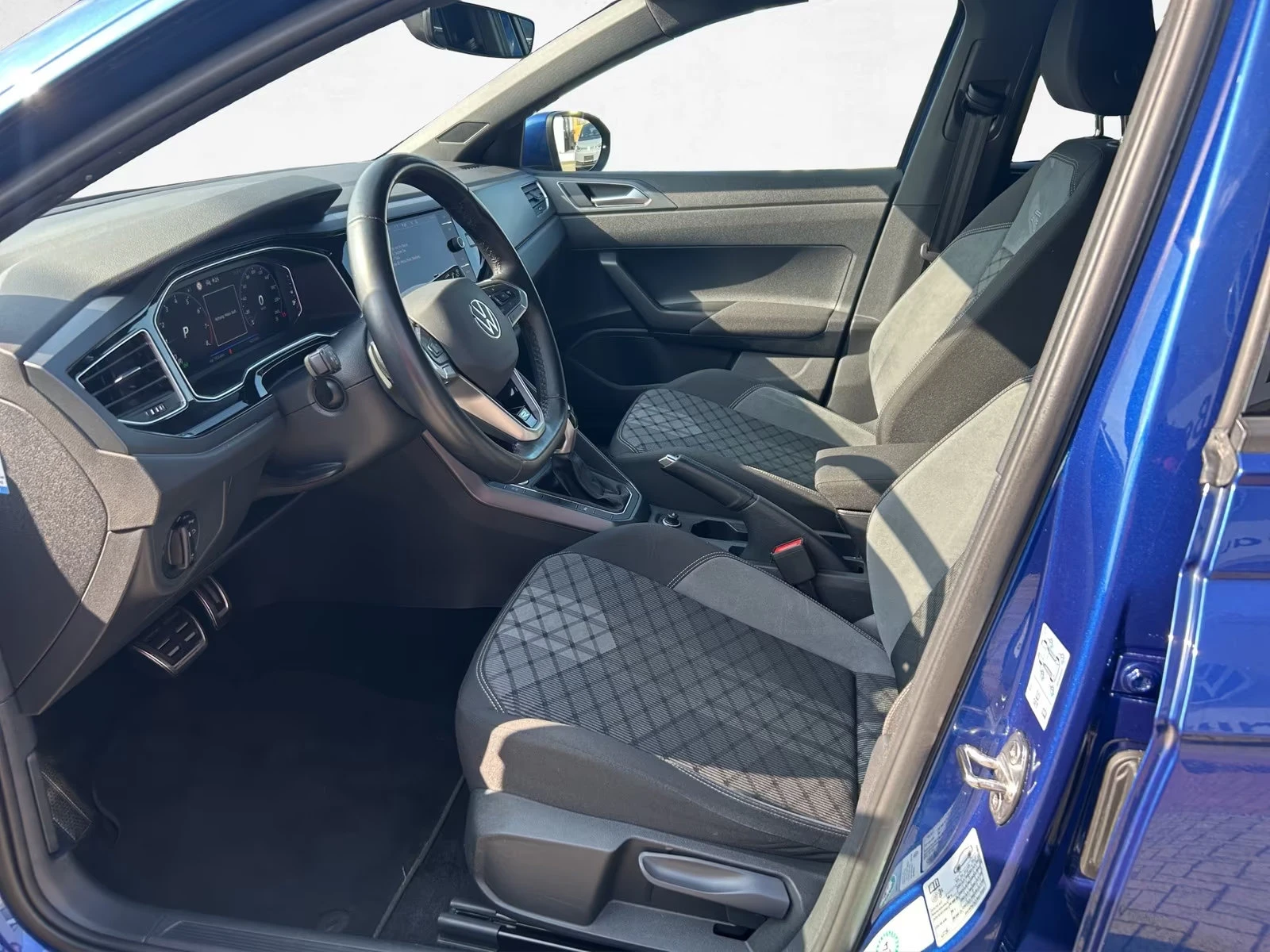 VW Taigo 1.5TFSI/150HP/R-LINE/DSG/CAM/MATRIX/NAVI/192z, снимка 11 - Автомобили и джипове - 53944901