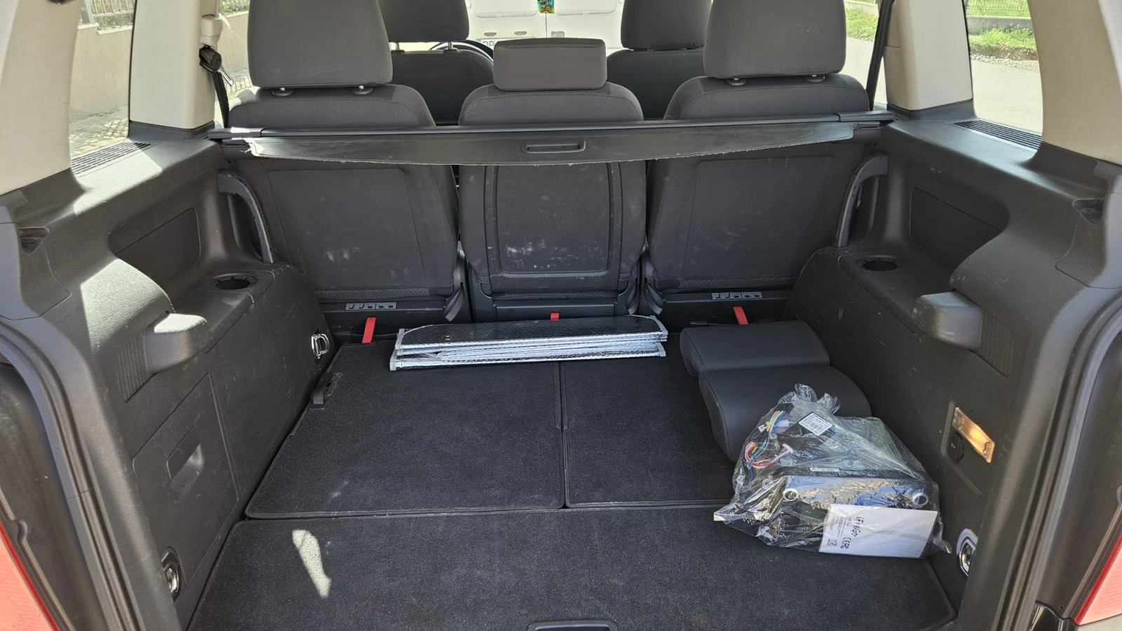 VW Touran, снимка 10 - Автомобили и джипове - 54230369