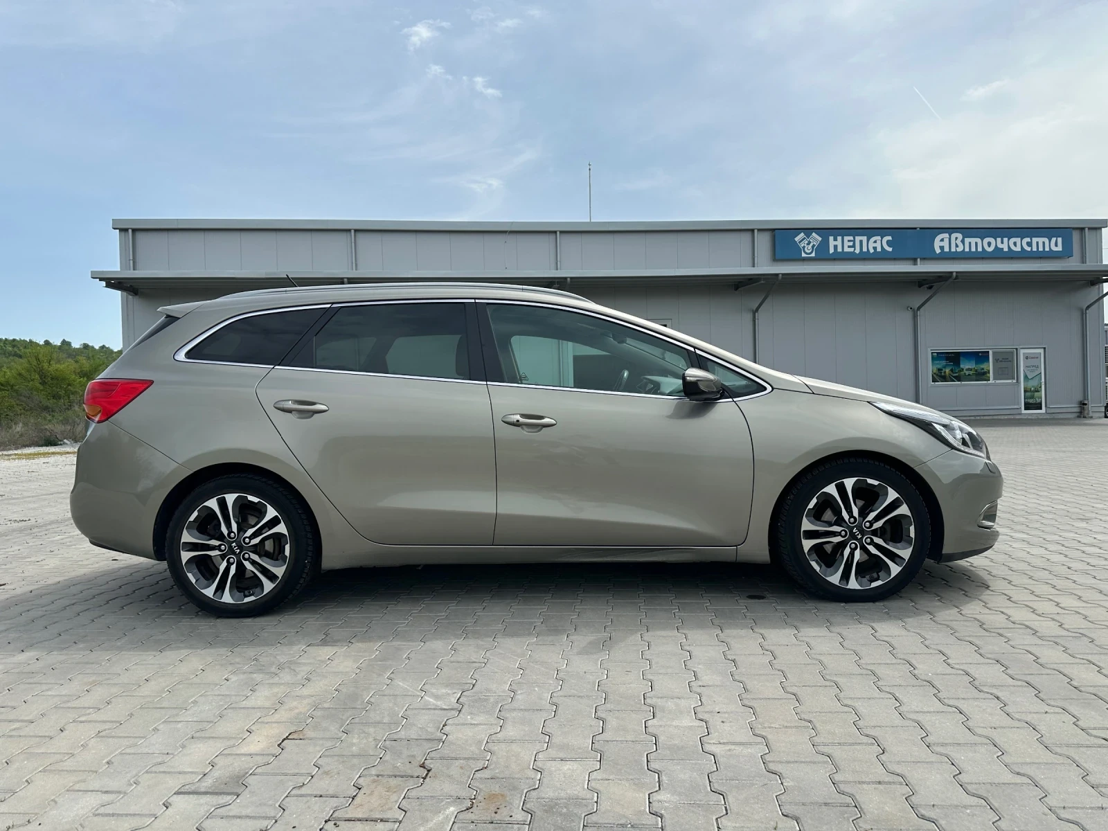 Kia Ceed 1.6 CRDI/AUTO/, снимка 4 - Автомобили и джипове - 54466413