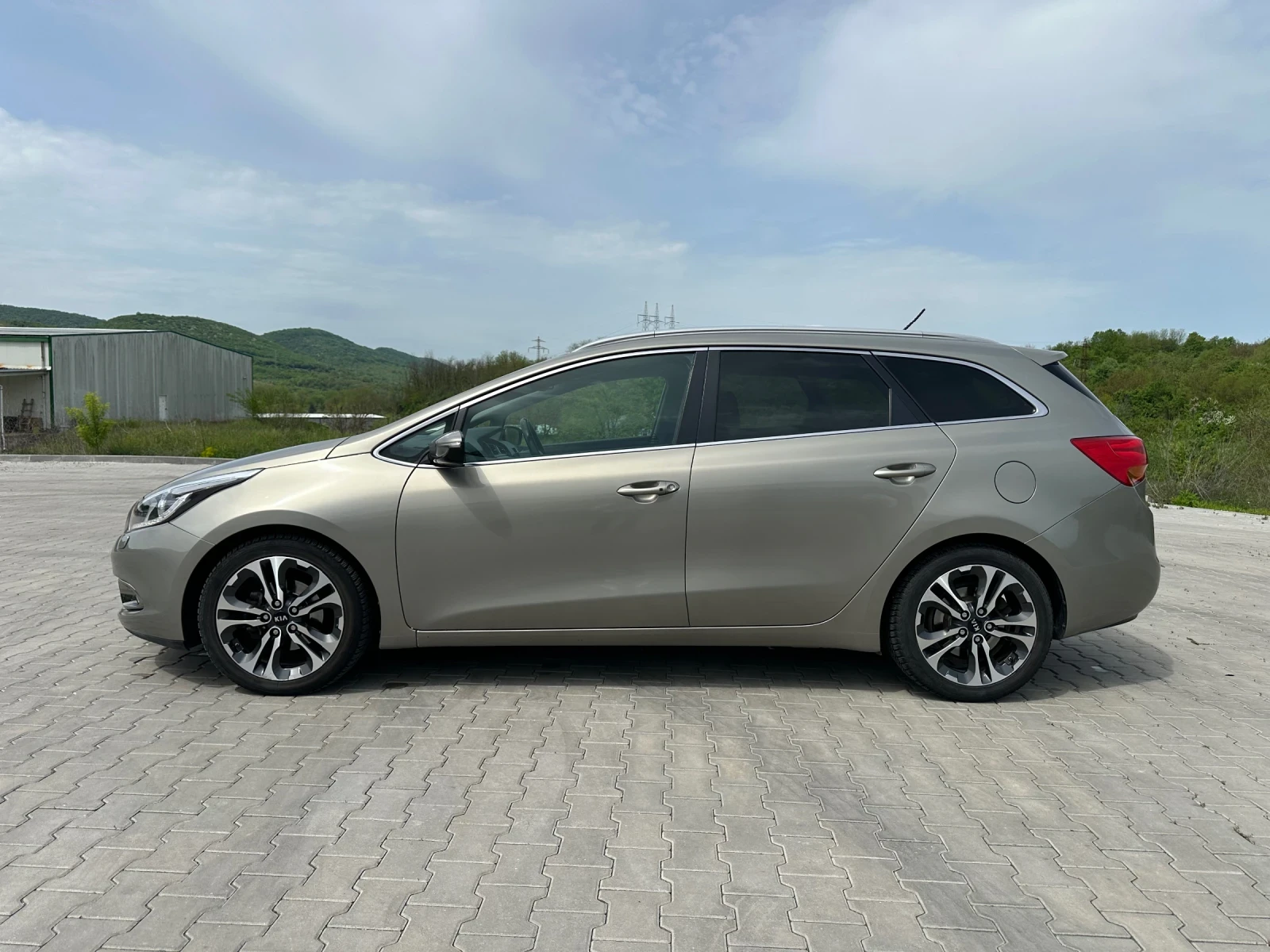 Kia Ceed 1.6 CRDI/AUTO/, снимка 8 - Автомобили и джипове - 54466413