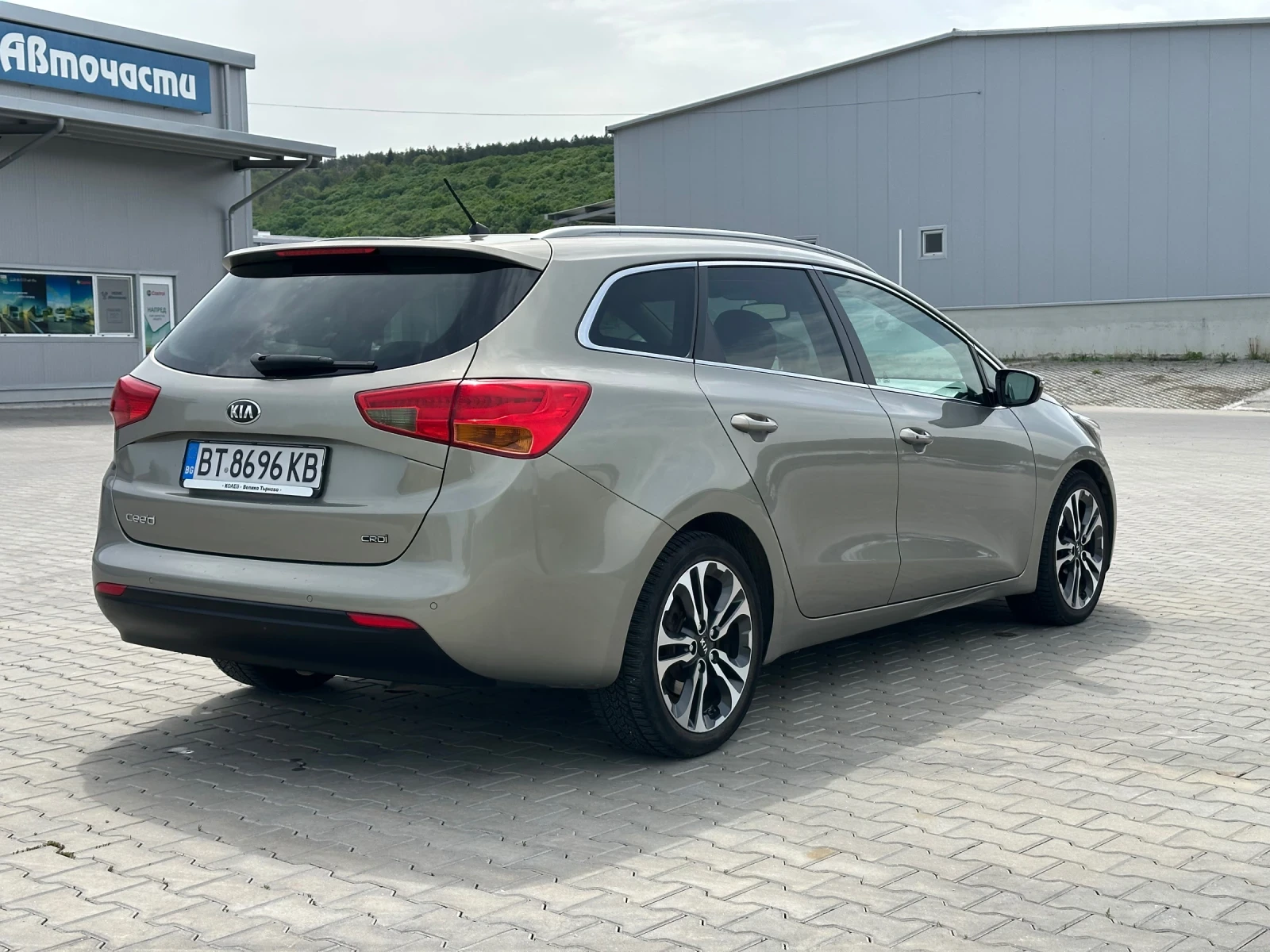 Kia Ceed 1.6 CRDI/AUTO/, снимка 5 - Автомобили и джипове - 54466413
