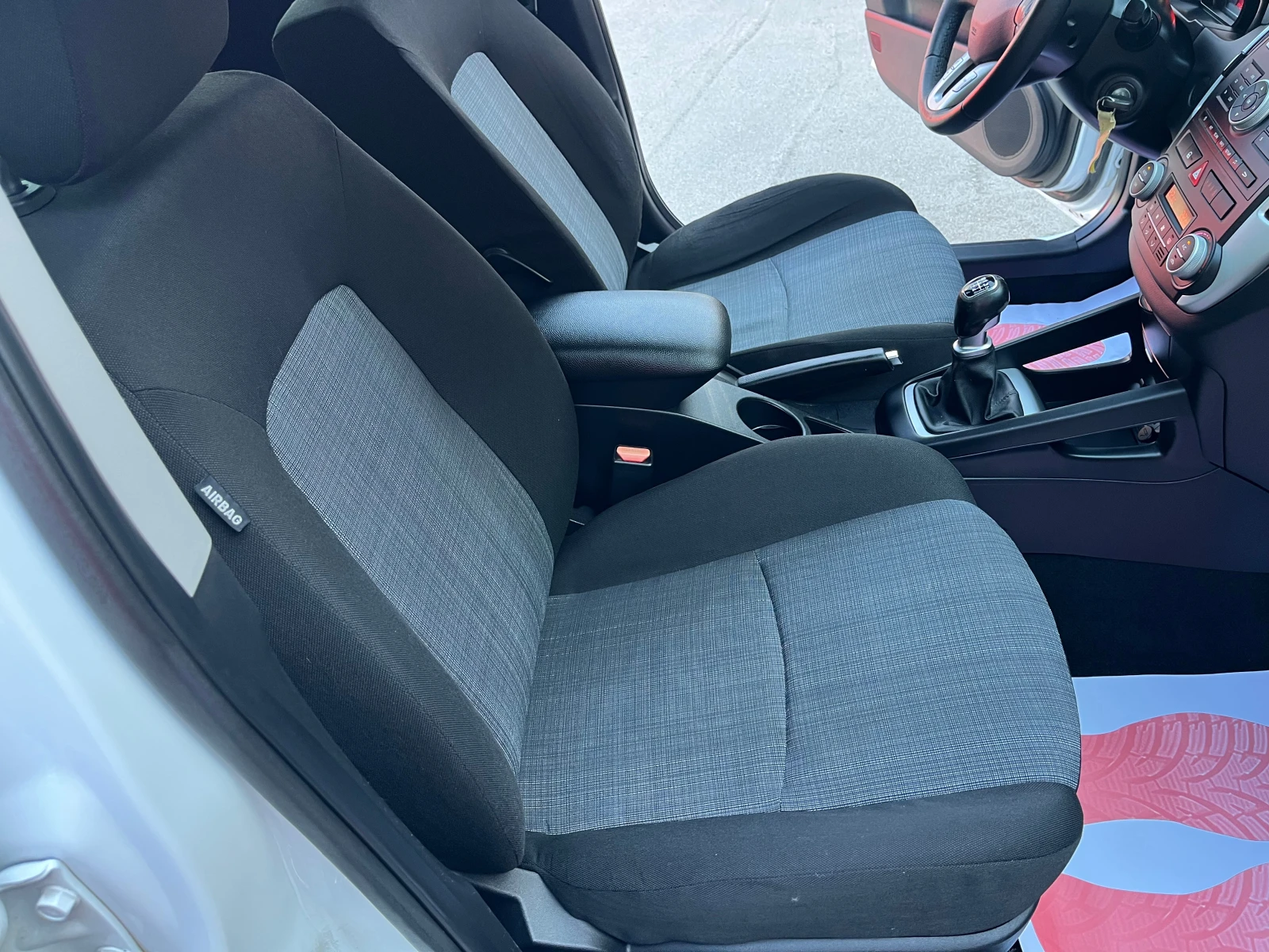 Kia Ceed 1.6 DIESEL, снимка 8 - Автомобили и джипове - 54551272
