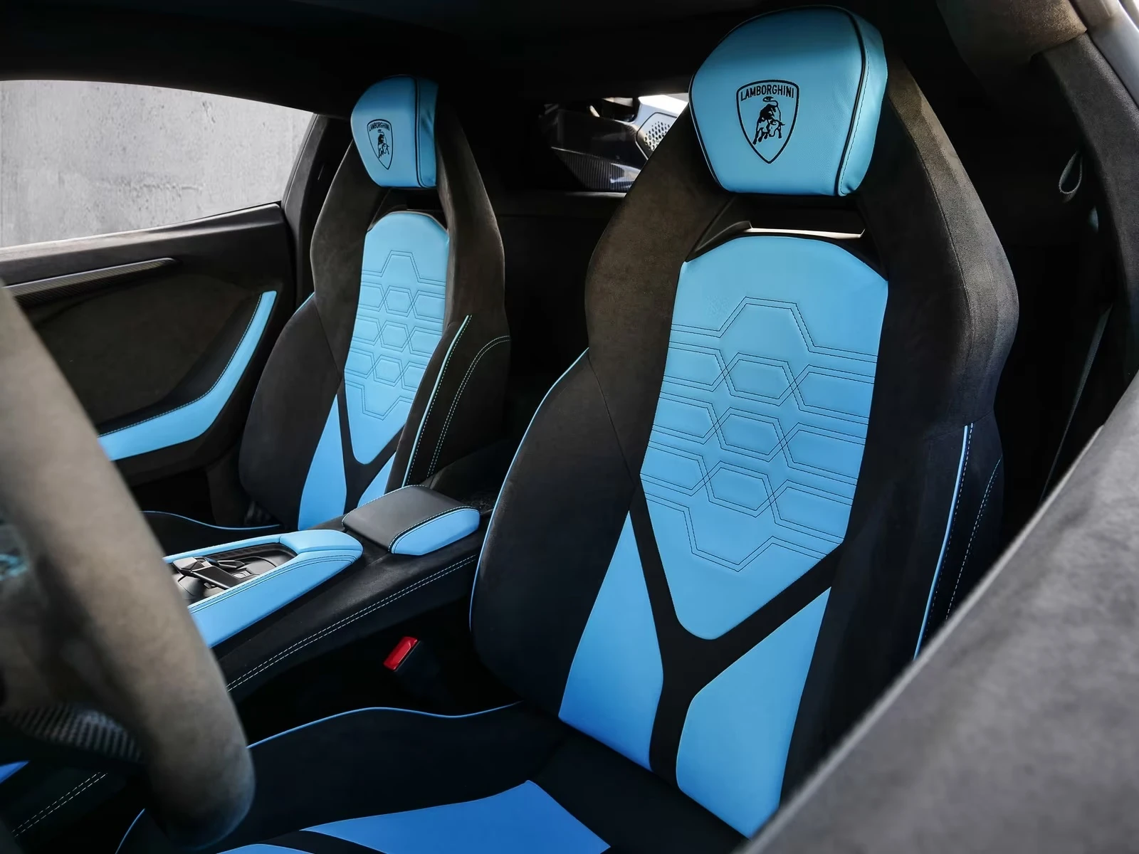 Lamborghini Revuelto 6.5 V12 HPEV / CARBON / SPORTIVA / BLU CEPHEUS / , снимка 10 - Автомобили и джипове - 54740020