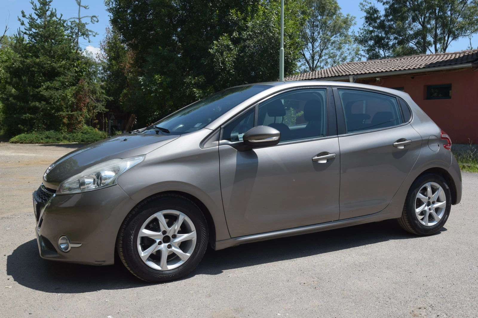 Peugeot 208 бензин, 1.6, 06/2012, снимка 3 - Автомобили и джипове - 54990004