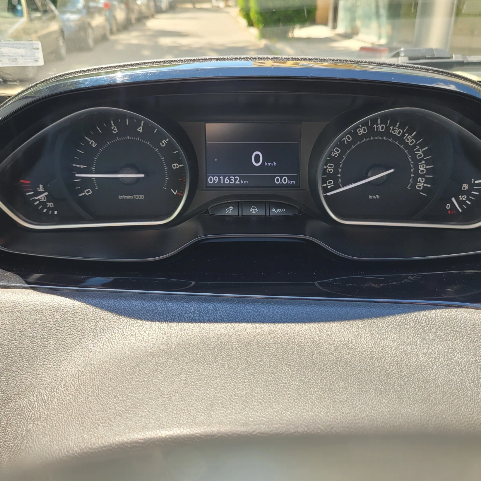Peugeot 208 бензин, 1.6, 06/2012, снимка 6 - Автомобили и джипове - 54990004