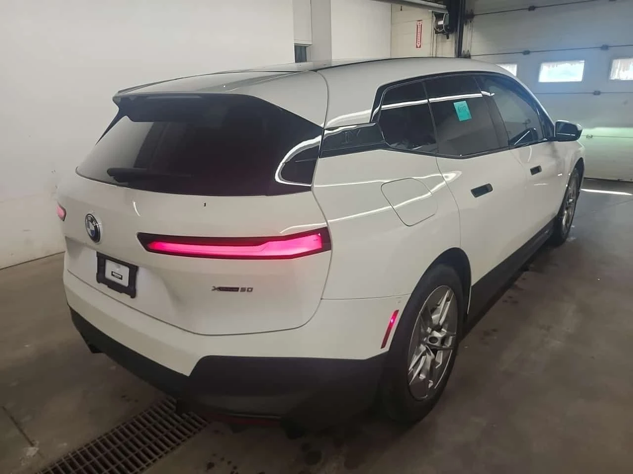 BMW iX  XDRIVE50 * CARFAX * БЕЗ ПЪРВОНАЧАЛНА ВНОСКА, снимка 3 - Автомобили и джипове - 55544667