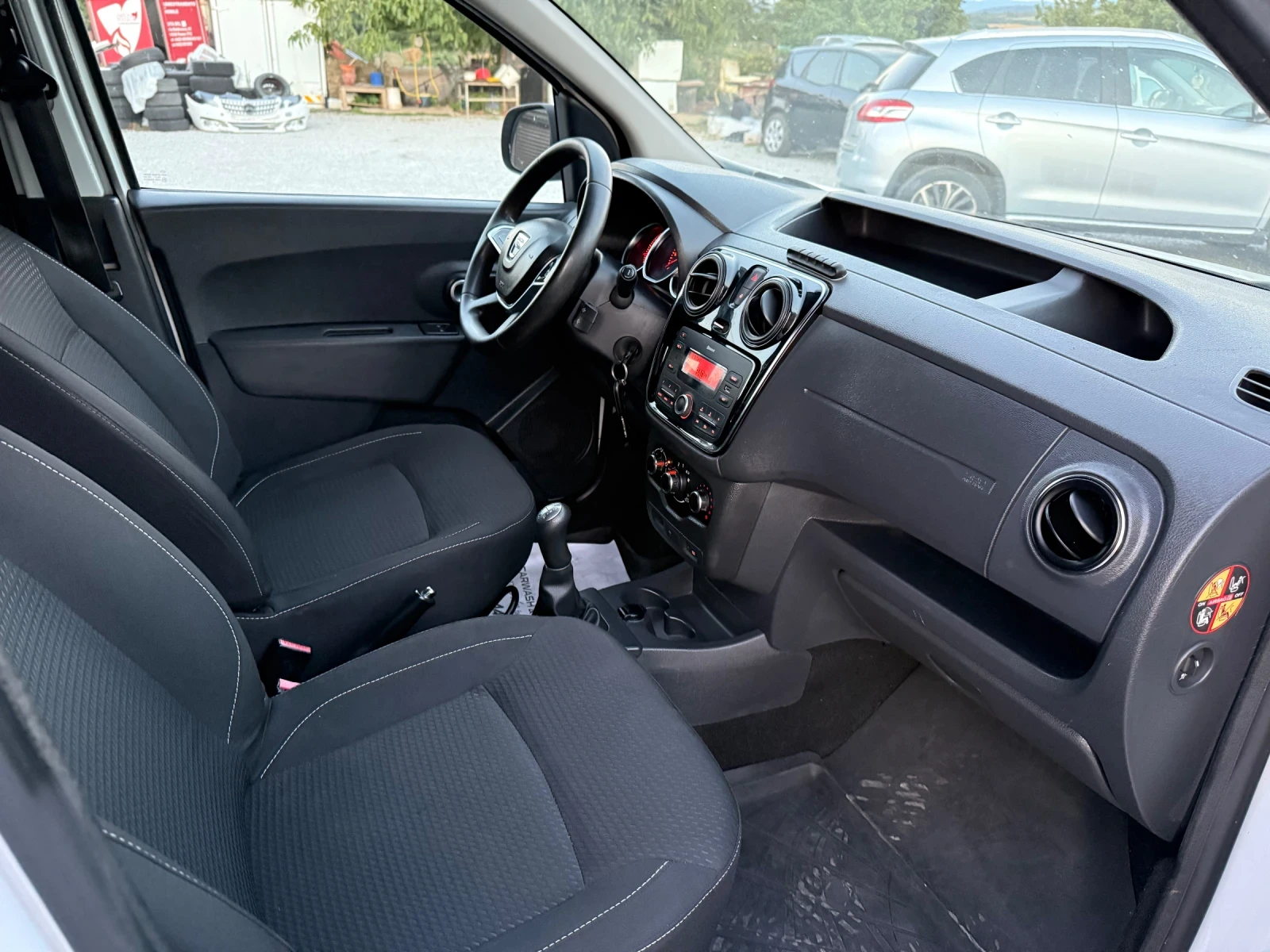 Dacia Dokker 1.6i 102k.c., снимка 11 - Автомобили и джипове - 55586183