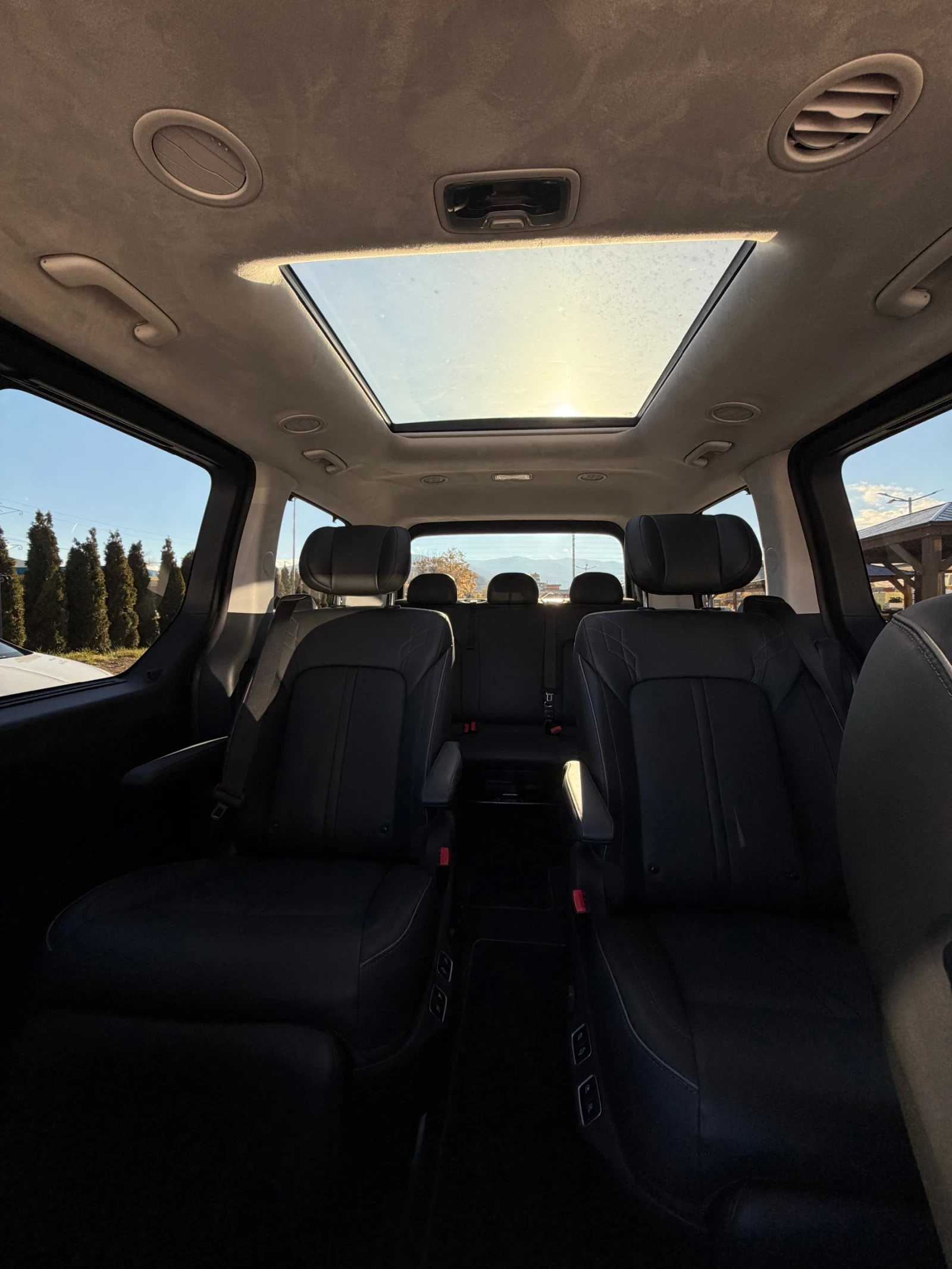 Hyundai Staria Premium, снимка 8 - Автомобили и джипове - 56666009